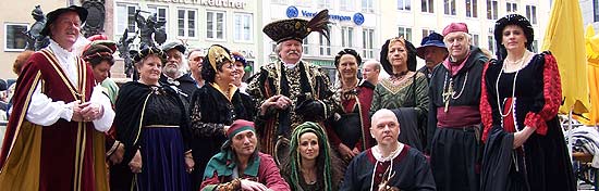 Die Darsteller des Kaiserfest zu Füßen" und die Musikanten von "Des teufels Lockvoegel" (Foto. Martin Schmitz)